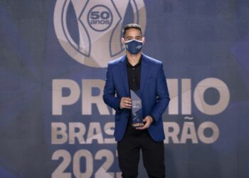 Eleito melhor lateral-direito do Brasileirão, Yago Pikachu celebra grupo do Fortaleza e “ano mágico” Tricolor