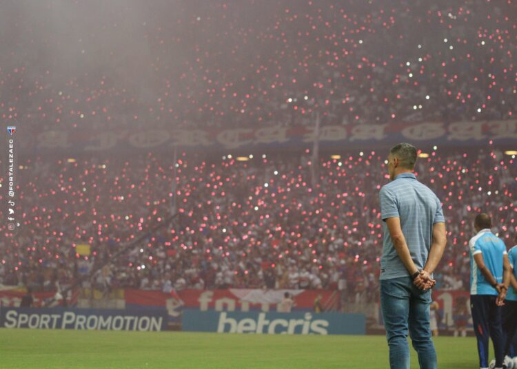 Juan Pablo Vojvoda comemora ‘fico’ e exalta festa da torcida do Fortaleza: ‘Momento de desfrutar’