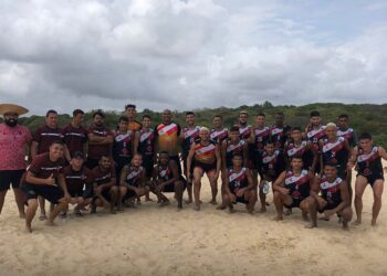 Elenco do Caucaia realiza treino na praia do Icaraí