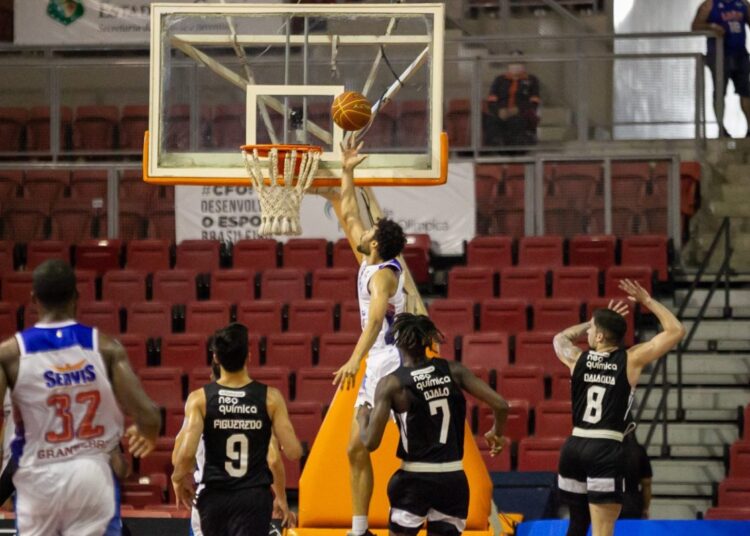 Com show de Desmond Holloway, Fortaleza Basquete vence o Corinthians pelo NBB