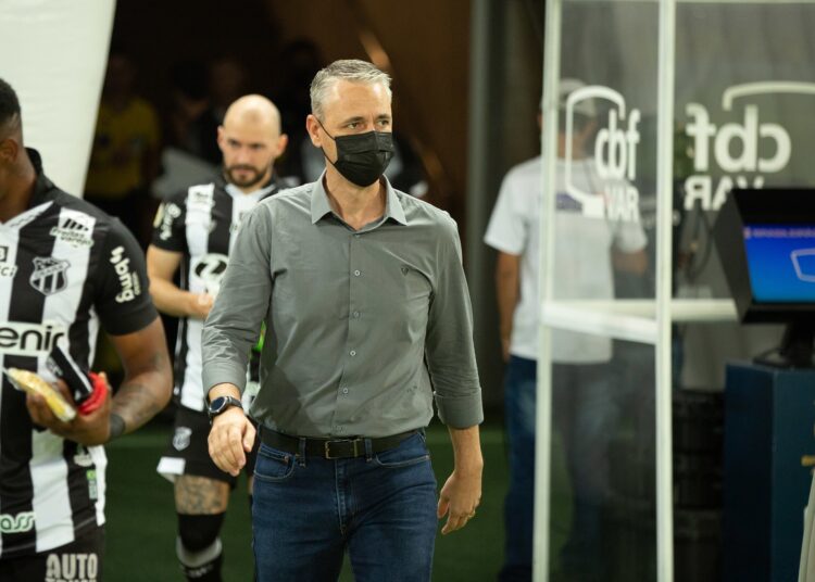 Tiago Nunes evita falar em erros individuais e analisa derrota do Ceará para o Flamengo no Maracanã