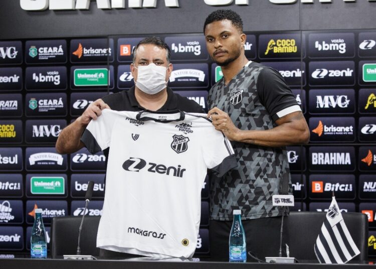 Torcida do Ceará critica contratação e escolha da camisa 14 para o zagueiro Lucas Ribeiro; entenda