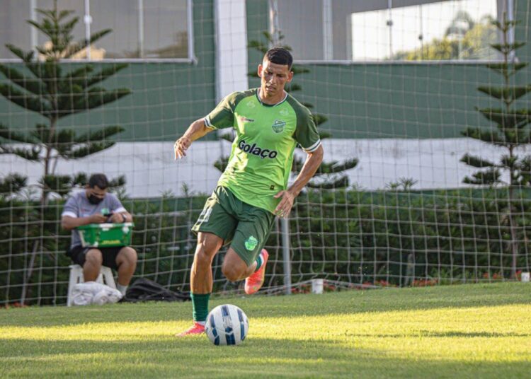Floresta anuncia a contratação do lateral-direito Yago Rocha