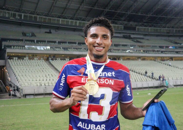 Fortaleza oficializa renovação contratual e Éderson segue no Pici até o fim de 2022