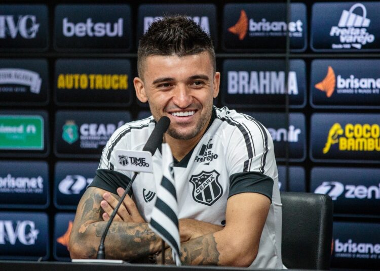 Victor Luís fala sobre ‘disputa interna’ por titularidade no Ceará: ‘Ideal para trazer grandes resultados’