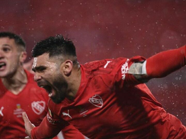 Após negociar com o Ceará, centroavante Silvio Romero acerta com o Fortaleza