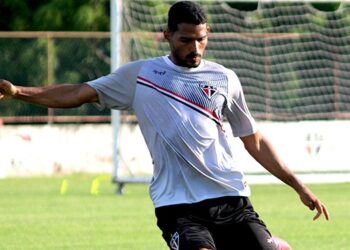 Lateral Emerson desfalca o Ferroviário por até quatro meses