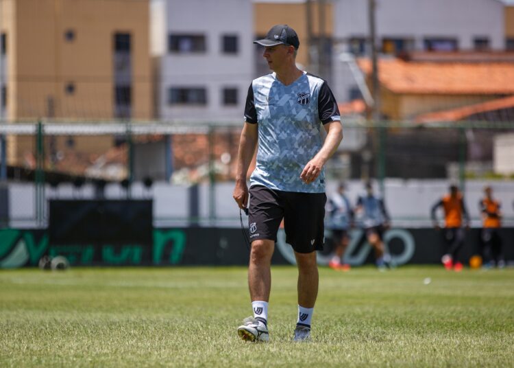 Após vitória em jogo-treino, Tiago Nunes destaca força do elenco do Ceará: “Empenho e dedicação”