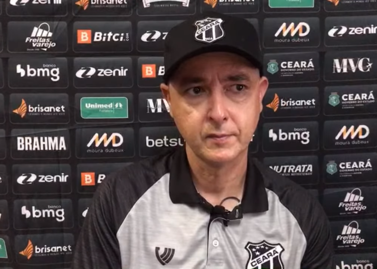 Tiago Nunes detona condições de jogo em vitória contra o Atlético-BA: “Gramado horroroso”