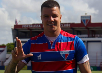 Renato Kayzer se apresenta e veste camisa do Fortaleza pela primeira vez