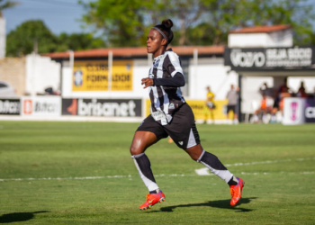 Maior artilheira da história do Ceará, Michele Carioca renova contrato