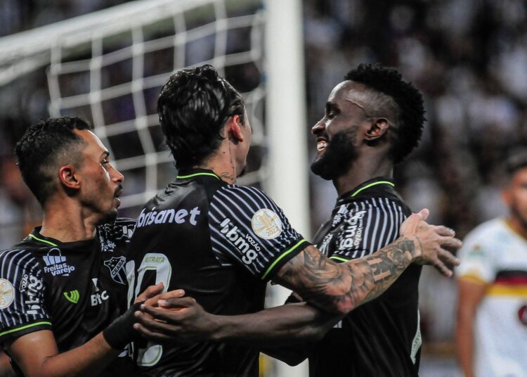 Vina se torna quinto maior artilheiro da nova Arena Castelão; Mendoza é o primeiro entre estrangeiros