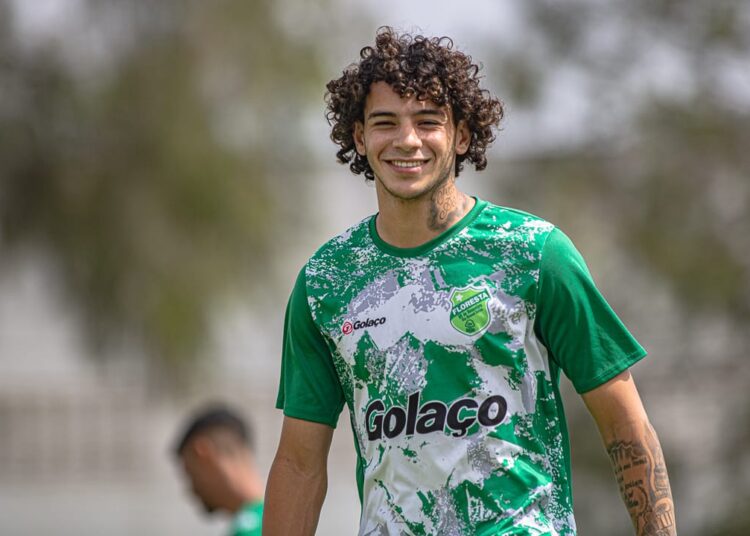 Floresta anuncia saída de zagueiro Yan Souto para o Goiás