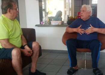 Após cirurgia de emergência, narrador Júlio Salles inicia recuperação e recebe visita de “retribuição” do concorrente histórico Gomes Farias