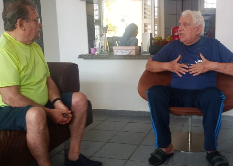 Após cirurgia de emergência, narrador Júlio Salles inicia recuperação e recebe visita de “retribuição” do concorrente histórico Gomes Farias