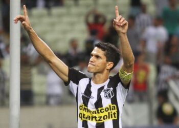 Após torcedores pedirem Magno Alves de volta ao Ceará, atacante revela conversa e “não” da diretoria do clube