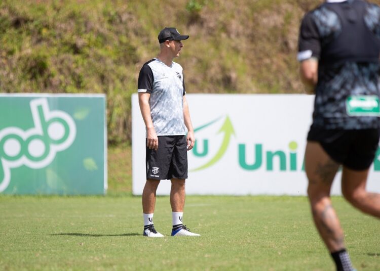 Mesmo com a melhor campanha, Tiago Nunes prega cautela para as quartas da Copa do Nordeste: “Começa tudo do zero”