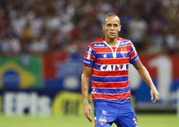 Ex-Fortaleza, volante Derley é anunciado como reforço do Ferroviário; lateral-direito Lionn também é contratado