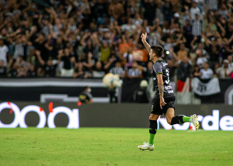 Victor Luís valoriza briga sadia pela titularidade na lateral-esquerda do Ceará: “Não podemos vacilar”