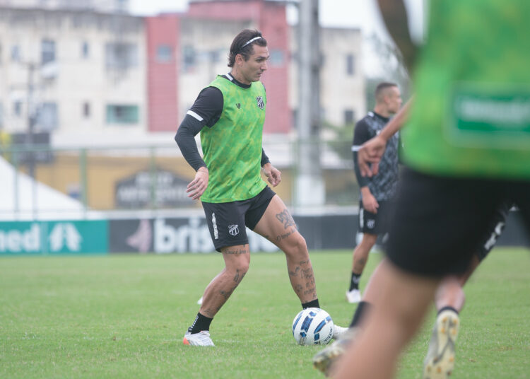 Vina pede para Ceará entrar ligado contra CRB e exalta apoio da torcida: “Ajuda demais o jogador”