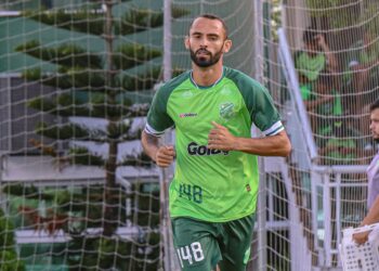 Volante Lincoln retorna ao Floresta após seis temporadas