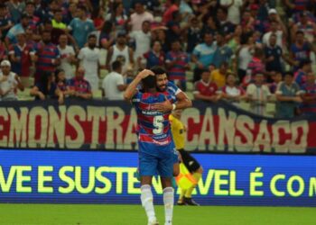 Com dois de Romero, Fortaleza vence Vitória sem sustos e encaminha classificação às oitavas da Copa do Brasil