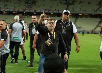 No Twitter, Robinson de Castro demonstra indignação com arbitragem após derrota do Ceará para Botafogo: “Muito ruim“
