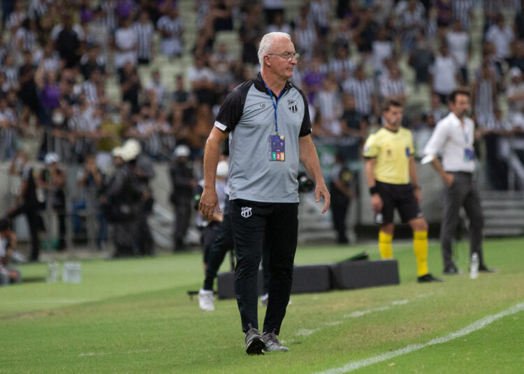 Dorival Júnior diz que Ceará não jogou mal contra o Botafogo e critica gramado do Castelão: “Terrível”