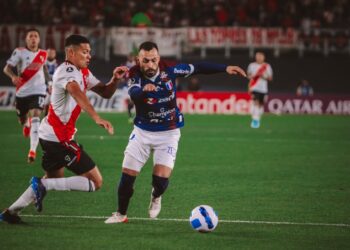Fortaleza desperdiça chances e perde para o River Plate na Argentina