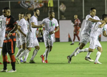 Com direito a golaço, Floresta vence o Vitória fora de casa e se isola na liderança