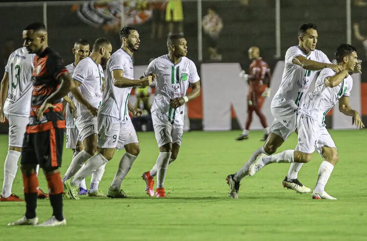 Com direito a golaço, Floresta vence o Vitória fora de casa e se isola na liderança