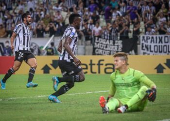 Em jogo de duas expulsões, Ceará vira contra Independiente e estreia com vitória na Sul-Americana