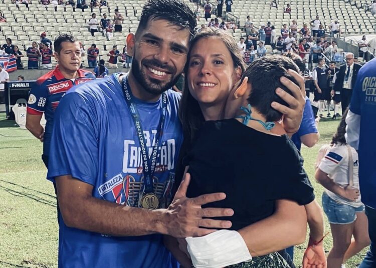 Esposa de Silvio Romero comparece ao jogo entre Ceará e Independiente e lamenta resultado; confira