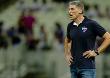 Vojvoda critica expulsão de Ceballos contra o Botafogo e diz que jogo estava favorável ao Fortaleza até a exclusão