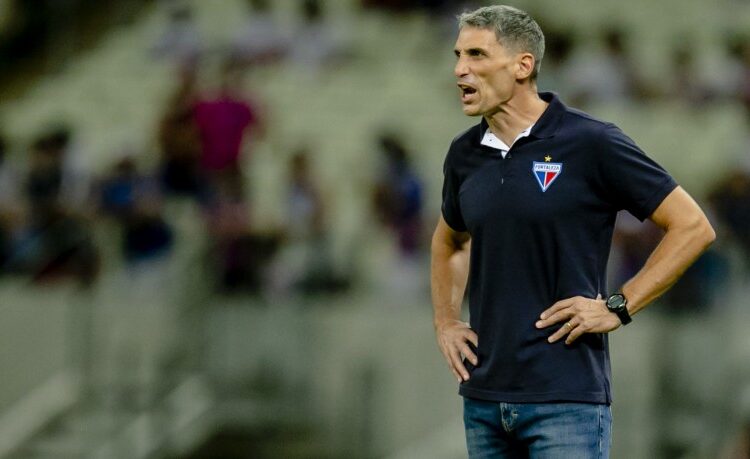 Vojvoda critica expulsão de Ceballos contra o Botafogo e diz que jogo estava favorável ao Fortaleza até a exclusão