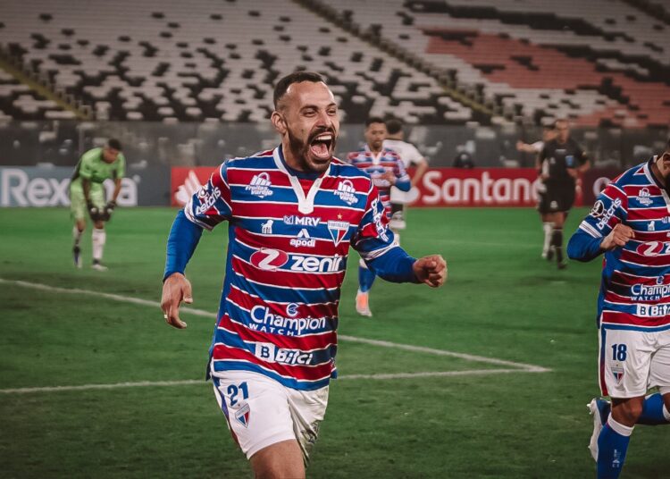 Em jogo de sete gols, Moisés brilha, Fortaleza vence o Colo-Colo no Chile e avança às oitavas da Libertadores