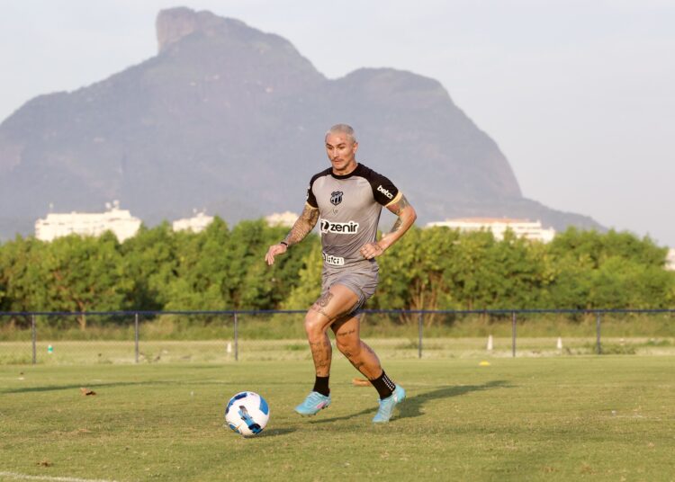 Recuperado de lesão na panturrilha, Vina viaja e vira opção do Ceará para duelo decisivo contra o Independiente