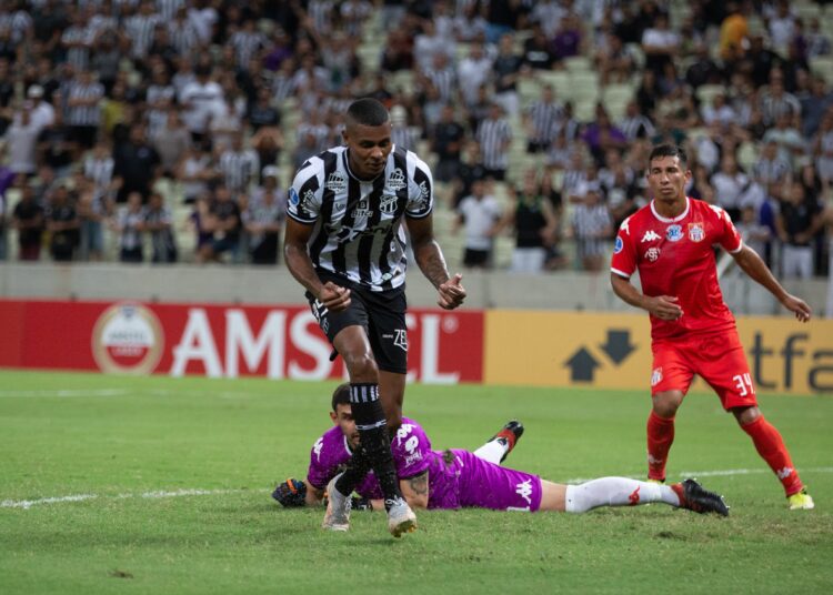 Cléber diz entender críticas da torcida do Ceará, mas espera mudança de chave: “Que venham muitos gols“