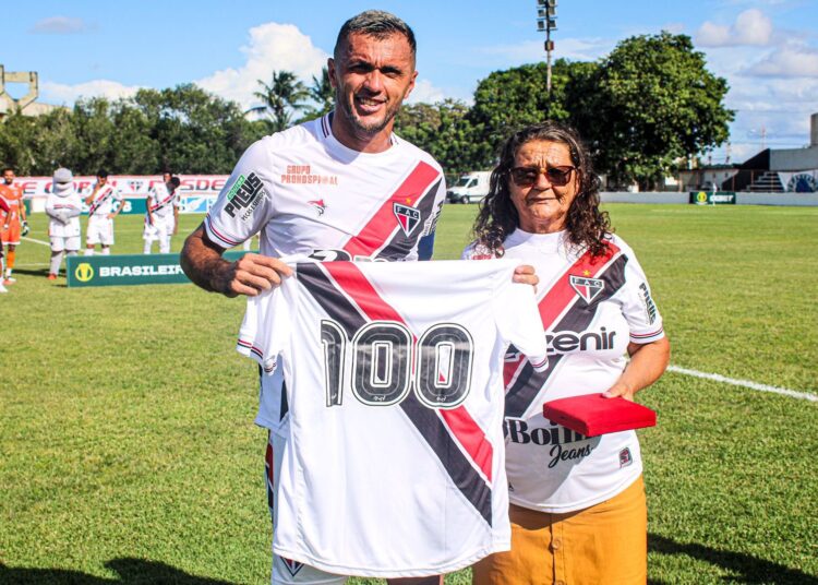 Artilheiro e capitão, Edson Cariús completa 100 jogos pelo Ferroviário