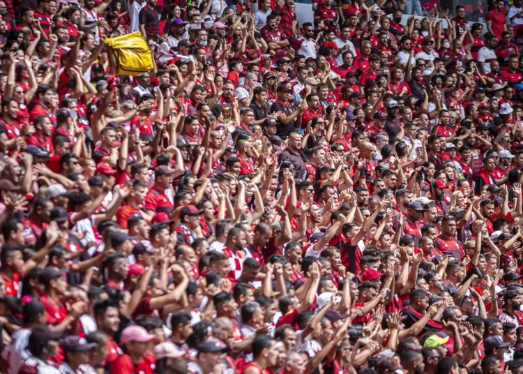Flamenguistas reclamam de filas para comprar ingressos do duelo contra o Ceará: “Recebendo o pior tratamento possível”
