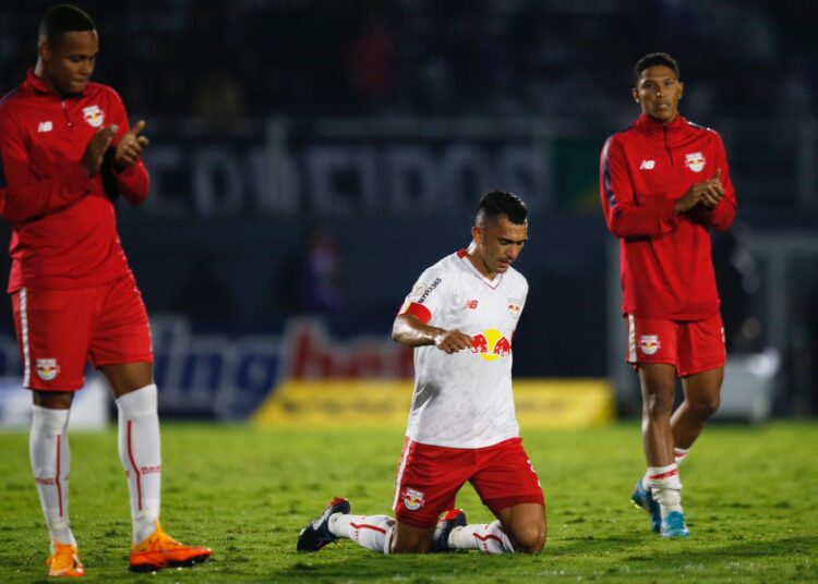 Revelado no Ceará, volante Raul protagoniza cena emocionante em seu retorno aos gramados; confira vídeo