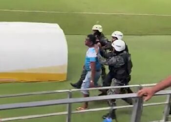 Torcedores do Fortaleza acusam policiais de racismo na Arena Castelão e clube se pronuncia; veja o vídeo