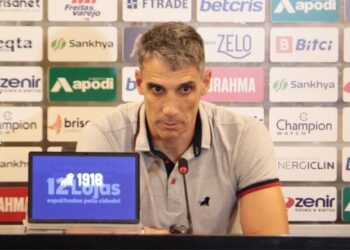 Vojvoda exalta elenco após vitória e comenta situação de Renato Kayzer: “Aqui está quem quer estar”