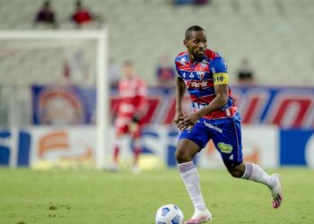 Tinga passa por procedimento cirúrgico no pé esquerdo e desfalca Fortaleza por dois meses