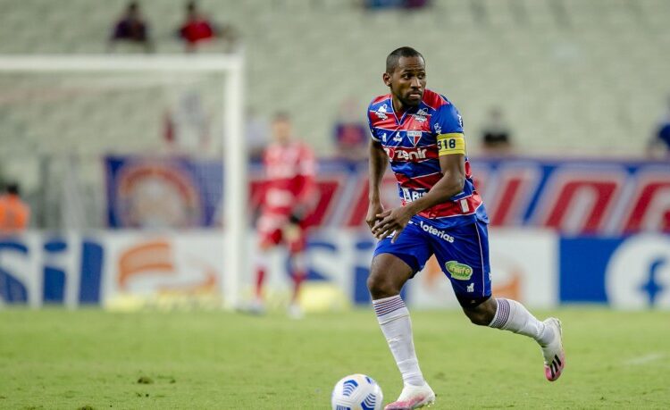 Tinga passa por procedimento cirúrgico no pé esquerdo e desfalca Fortaleza por dois meses