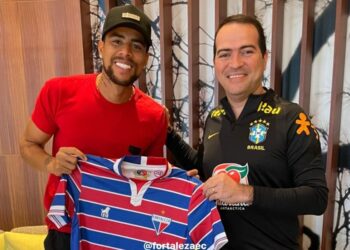 Atualmente na Coreia do Sul, Gustagol recebe camisa do Fortaleza de Marcelo Paz