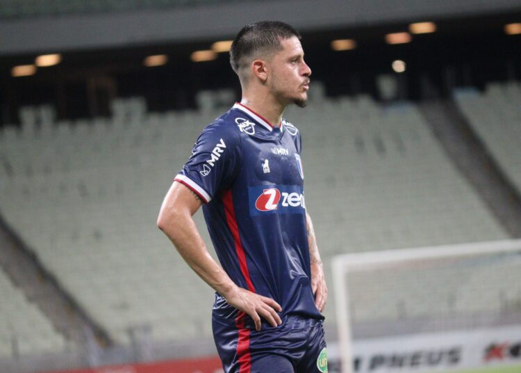 Após vídeo em festa, Lucas Crispim é afastado pelo Fortaleza e não treina com o restante do elenco