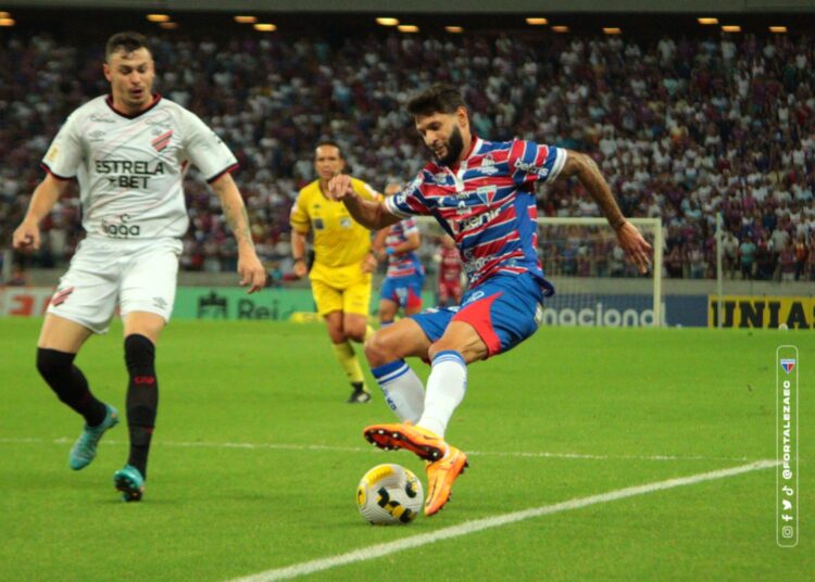 Fortaleza pressiona do início ao fim, mas fica no empate sem gols com o Athletico no Castelão