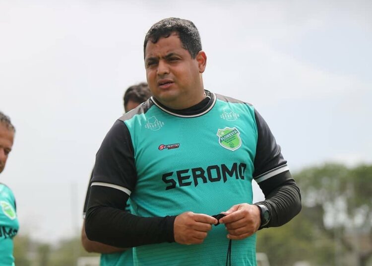 Floresta age rápido e anuncia retorno do técnico Leston Júnior