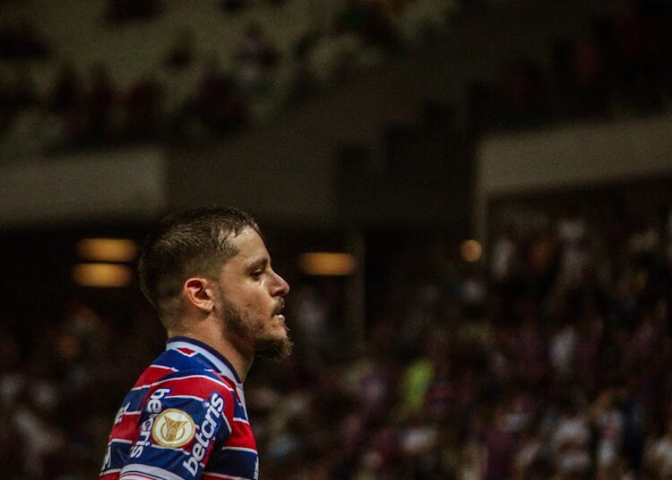 Após afastamento, Lucas Crispim é reintegrado e vira opção para Vojvoda no Clássico-Rei